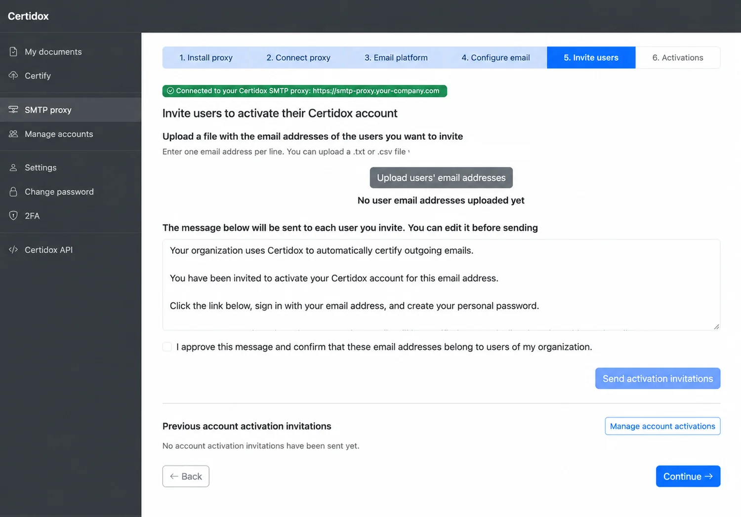 Certidox user invitation step with file upload, editable invitation message and approval checkbox.